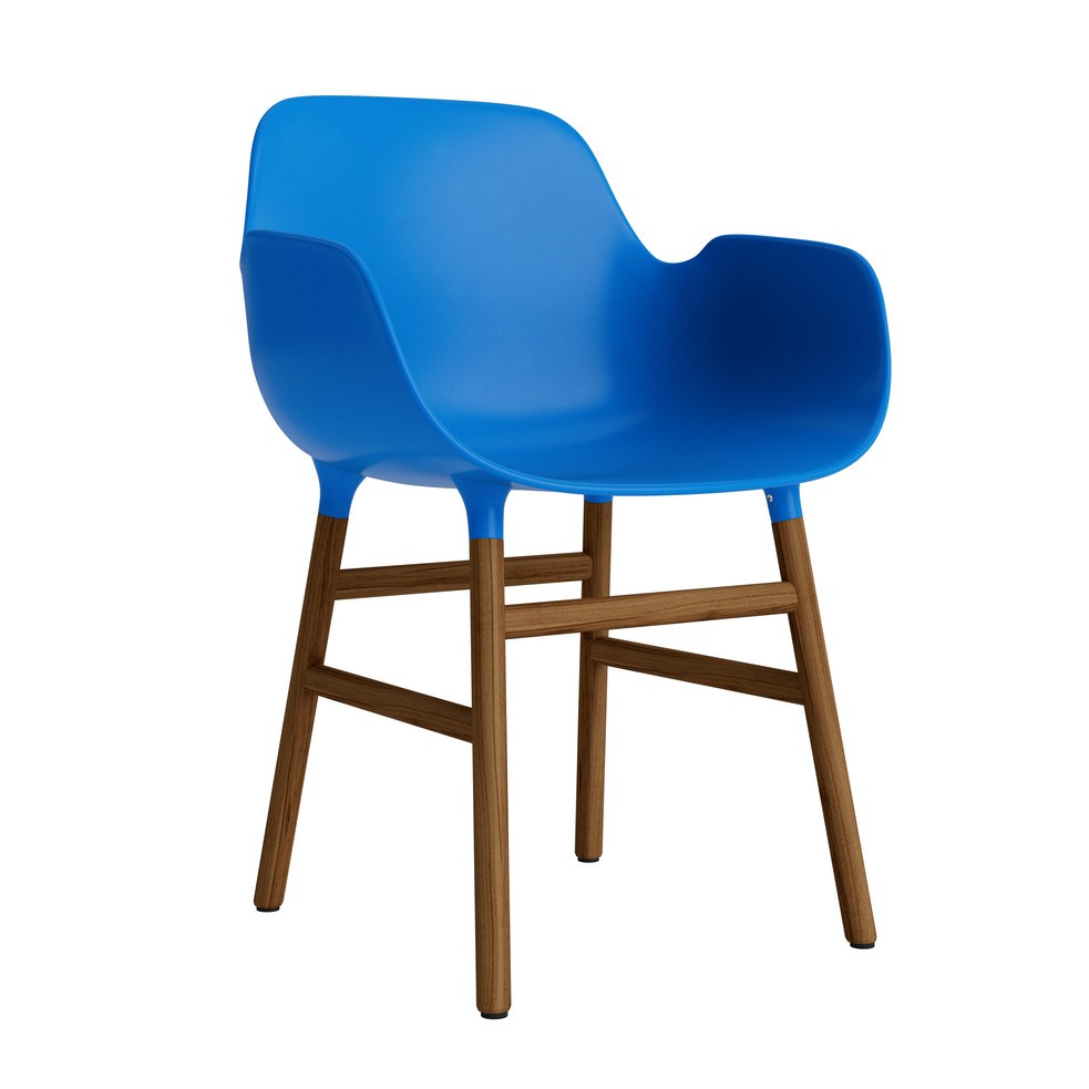 silla-brazos-form-azul-brillante-patas-madera-17901