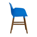 silla-brazos-form-azul-brillante-patas-madera-17901