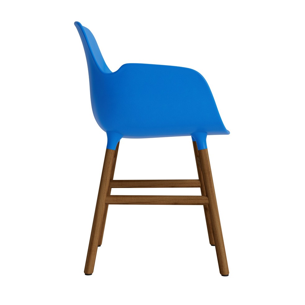 silla-brazos-form-azul-brillante-patas-madera-17901