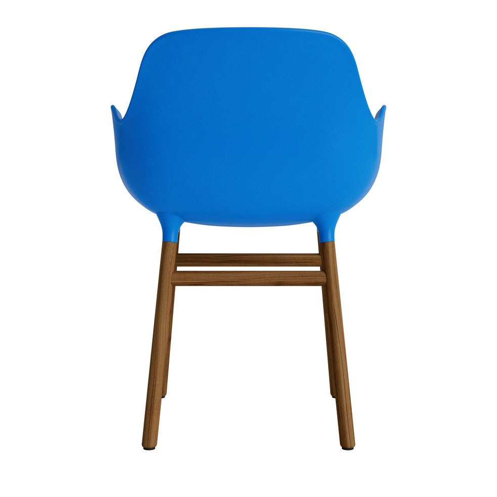 silla-brazos-form-azul-brillante-patas-madera-17901
