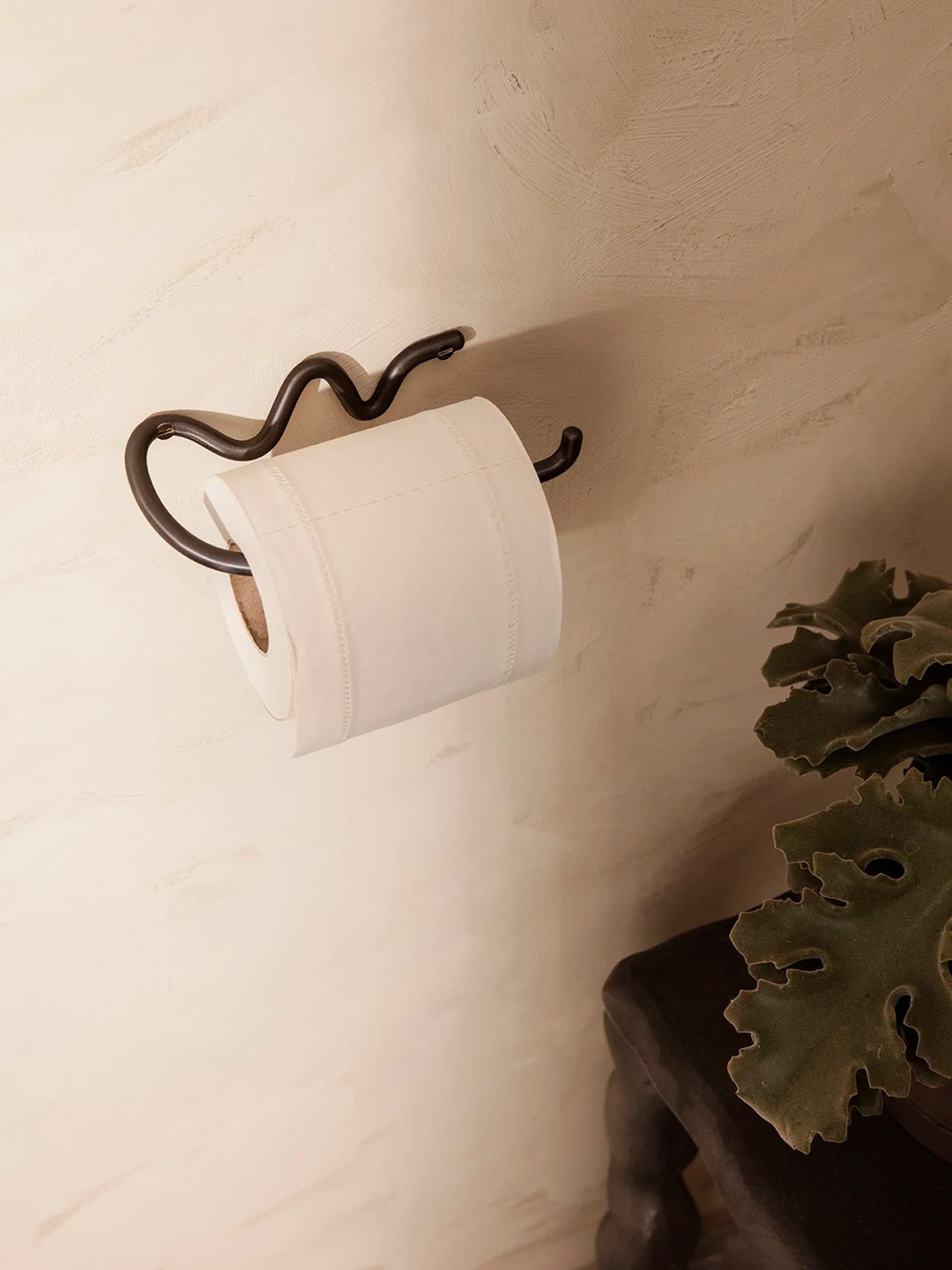 portapapel-wc-curvature-laton-negro-17965