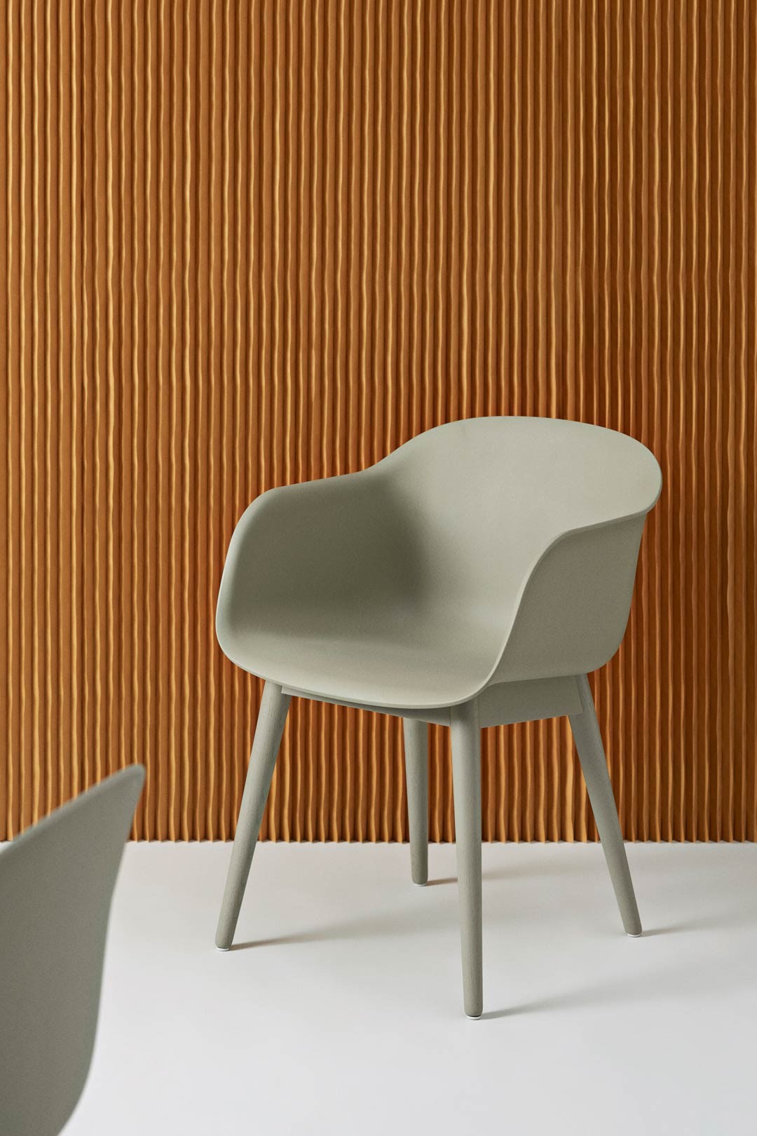 Sillón Fiber patas madera