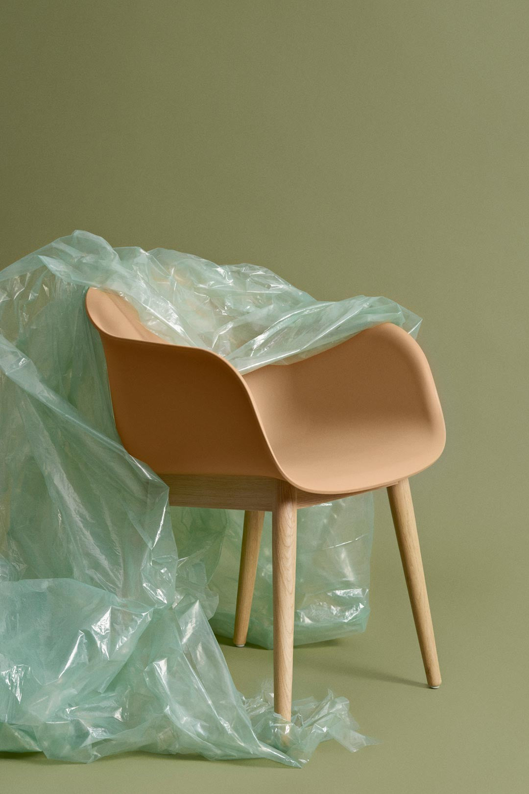 Sillón Fiber patas madera