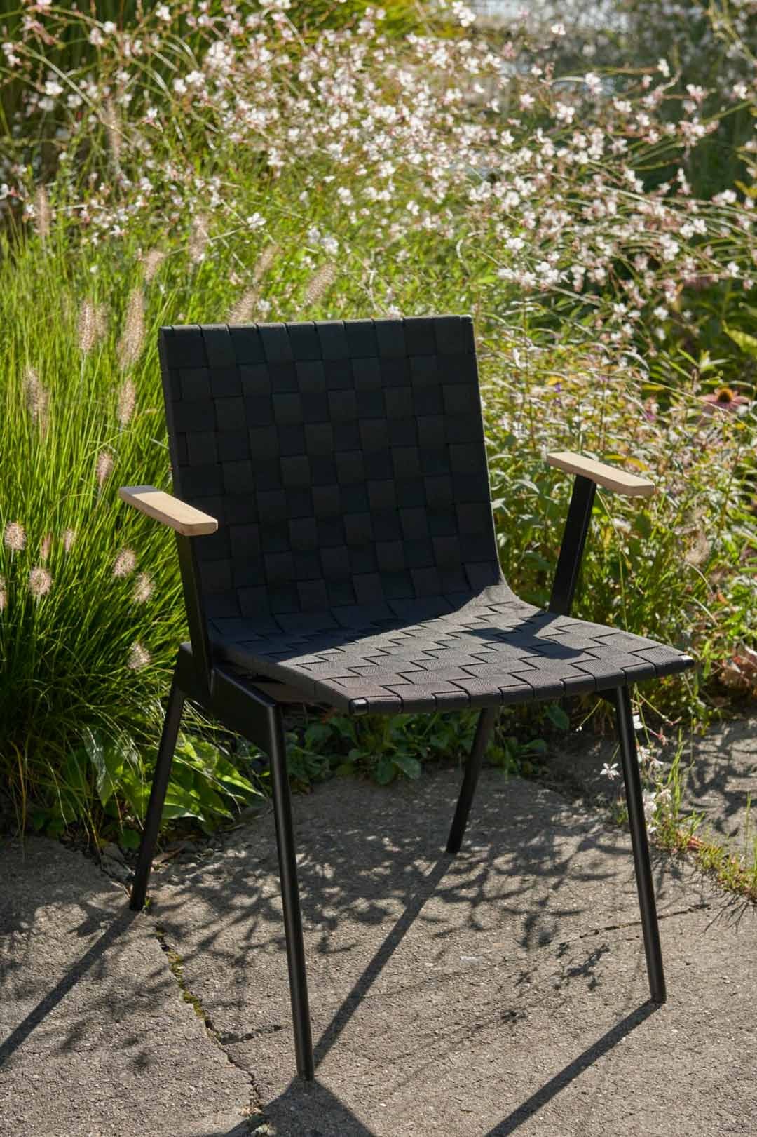 Ville AV34 Armchair
