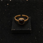 Anillo con piedra tallada