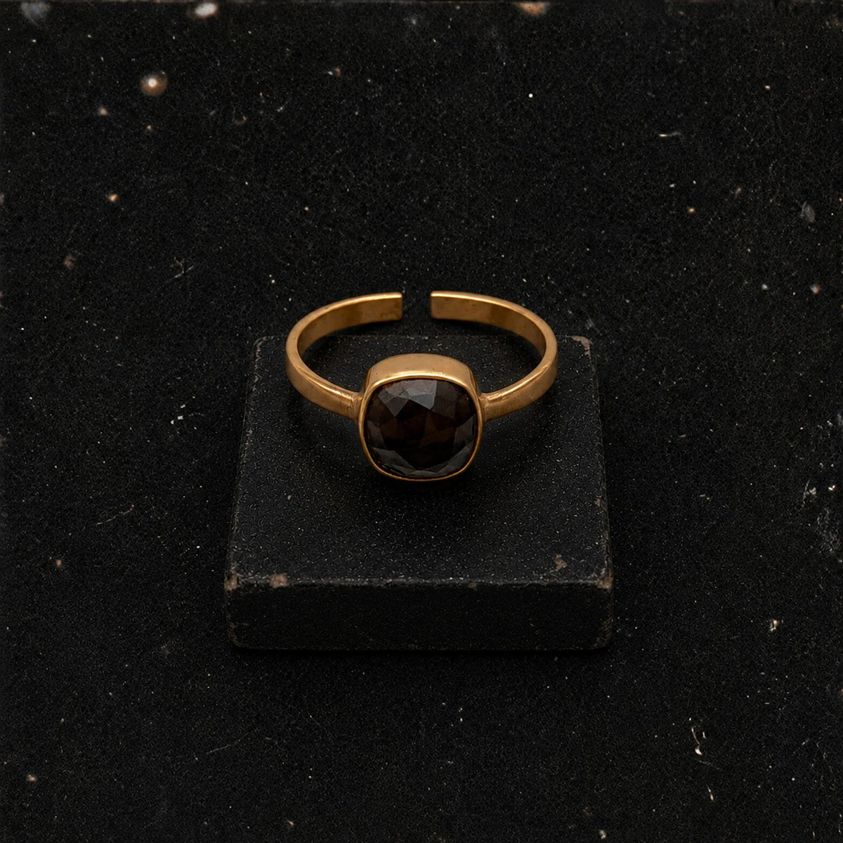 Anillo con piedra tallada
