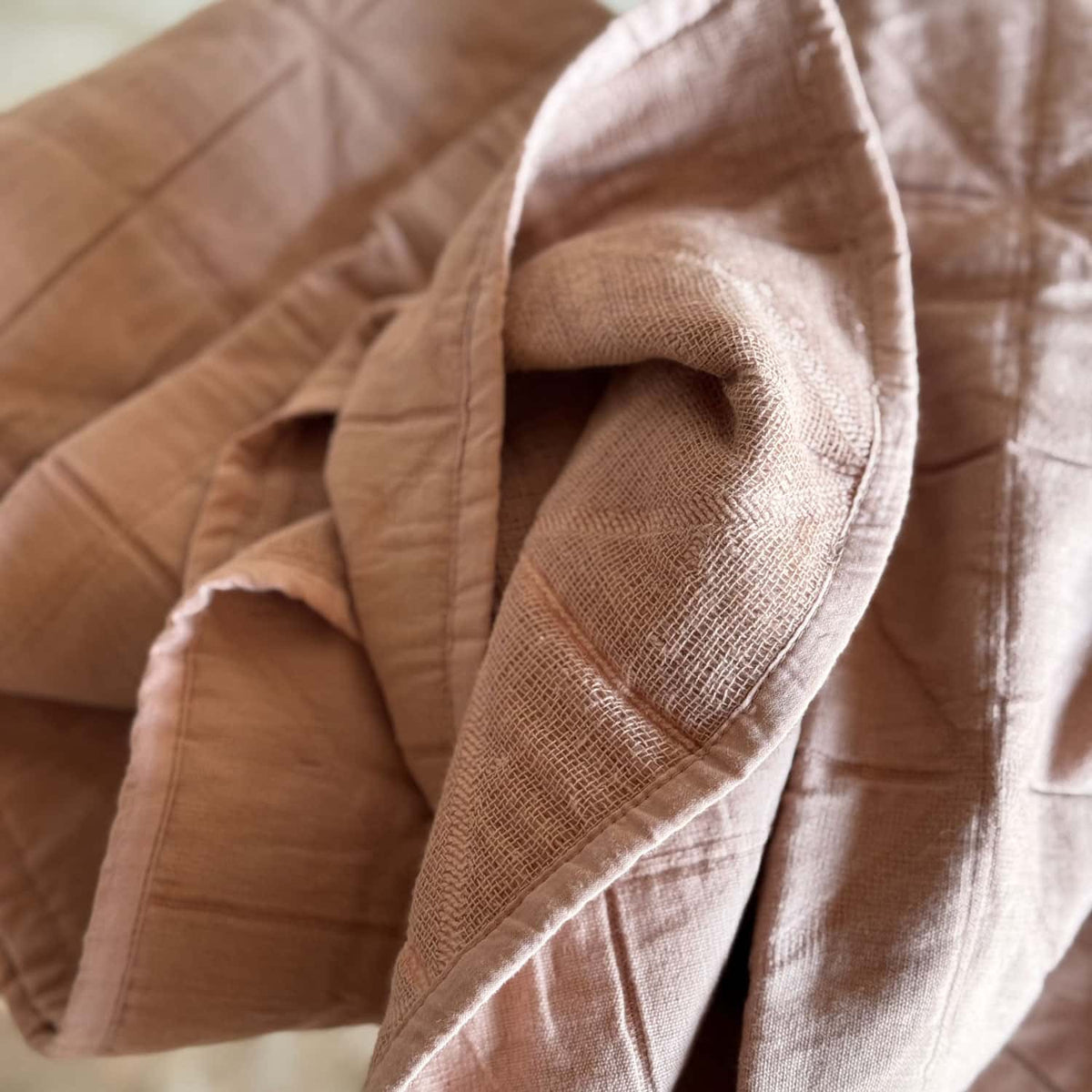 Manta Akira - Colcha Origami OQ - Marrón
