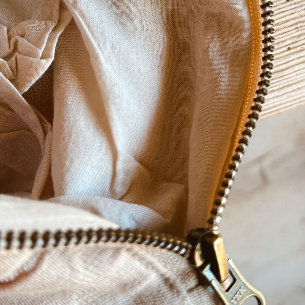 Bolso de mano con cremallera Akira - Polvo